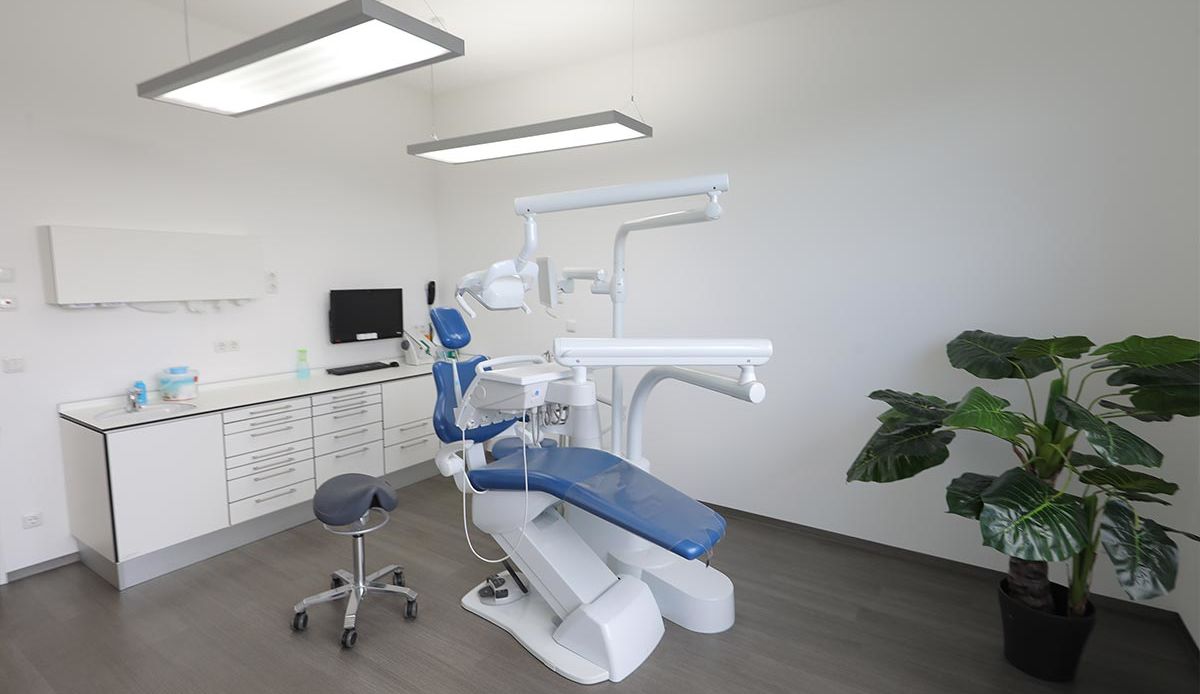 Moderner Behandlungsstuhl bei Zahnarzt Oliver Meier.