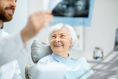 Gesunde und schöne Zähne ein Leben lang. Für die Seniorenzahnheilkunde haben wir unsere Praxis barrierefrei und behindertengerecht eingerichtet.
