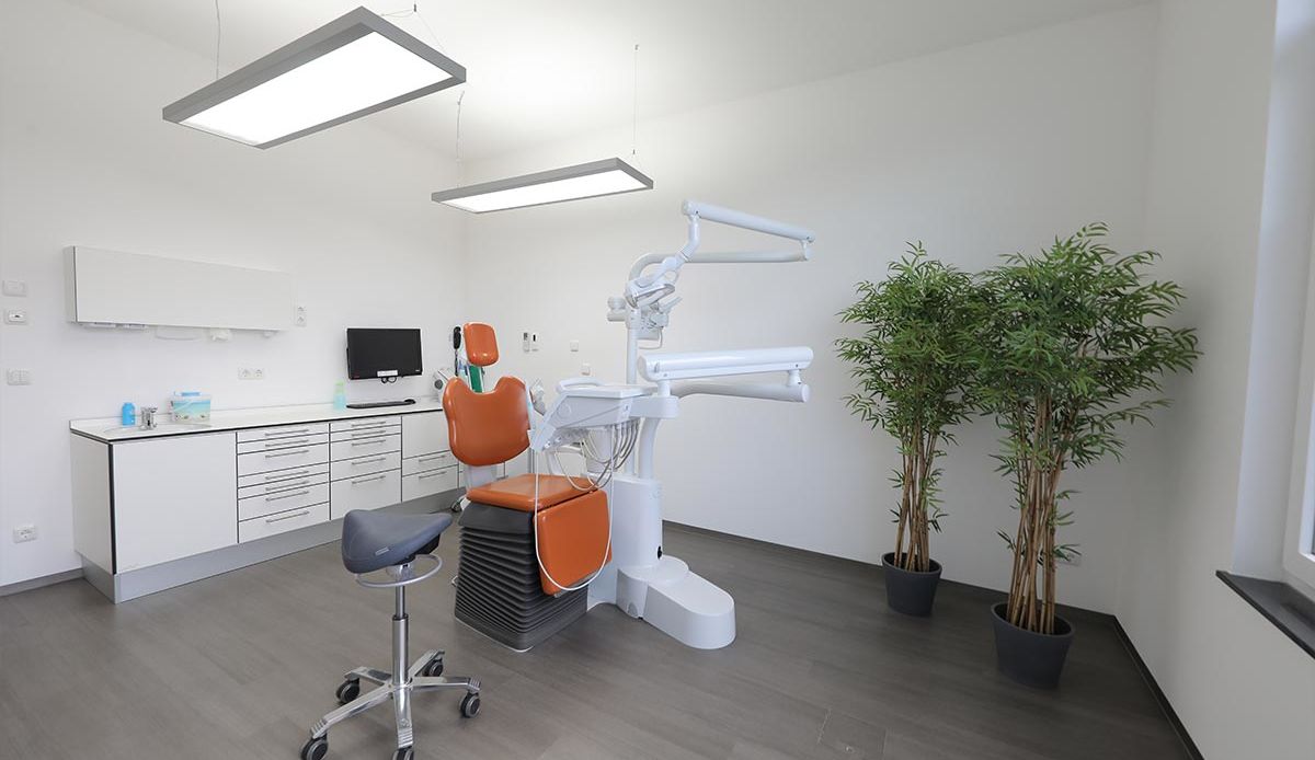 Modernes Behandlungszimmer bei Zahnarzt Oliver Meier.