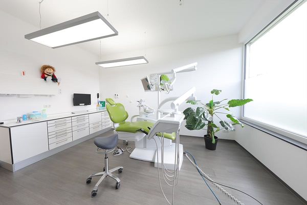 Mit modernen Geräten und innovativen Therapien bieten wir moderne Zahnmedizin.