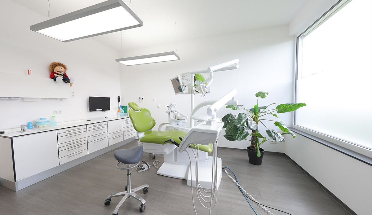 Modernes Behandlungszimmer bei Zahnarzt Oliver Meier.